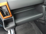 カップホルダーは運転席や助手席からちょうど手の届く位置です!!