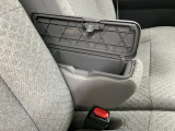 【フロントセンターアームレスト(ボックス付き)】運転席と助手席の間には、小物が収納できるボックス付のアームレストが装備!必要な物をぱっと取り出せて車内もスッキリです♪