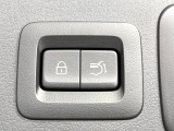 【パワーバックドア】スマートキーや運転席のボタンを押すだけでリアゲートが自動で開閉します!荷物を持っている時や、高い位置にあるバックドアを閉める際に便利な機能です♪