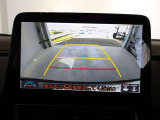 バックモニター付きで慣れない駐車場や車庫入れをサポートします。