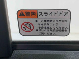 見た目が大事!な外装はぴかっとキレイに磨いており、経年のくすみもよみがえっております。ヘッドライトやドア周辺を磨く際にはマスキングテープを使用して保護しながら丁寧に作業をしております。