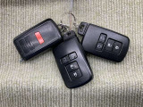 手荷物が多いときでも、スマートキーをバッグやポケットに携帯していれば、キーを取り出すことなくドアの解錠・施錠ができます。リモコンエンジンスターター付き!