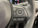 ステアリングスイッチ付きで、運転中に視線を前に向けたまま操作できます。