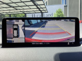狭い場所での駐車やすれ違いなどでより的確な運転操作に役立つ360&deg;ビューモニターが装備されています。