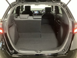 載せるものに合わせて、自由自在にシートを調整。長めの荷物も、大きな買い物も、工夫次第でスッキリ収まります。使い方次第で楽しみが広がる空間です。