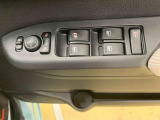 最も気になる室内は、特にこだわってクリーニングしております。マットやシートだけではなく、エアコンの吹き出し口やドアノブの隙間など、様々なブラシや道具を使い分けて、隅々までクリーニングしております。