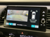 リバースギアに入れるだけで後方の表示へ切り替わります。夜間や雨の日の駐車も楽になりますよ。