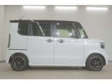 リアには左右スライドドアを採用。狭い駐車場でも開閉しやすく、強風の日でもドアが煽られにくくなっております。小さなお子さまやご年配の方も安心して乗り降りできます。