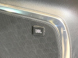 【JBLサウンドシステム】メーカーオプションの高品位サウンドシステムを搭載。専用のチューニングが施された大小様々なスピーカーから良質なサウンドが奏でられ、臨場感あふれる音響空間を演出します。