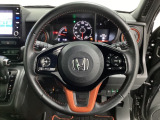 ハンドルにHondaセンシング系のクルーズコントロールやレーンキープアシストなどのスイッチと、オーディオの操作スイッチが装備されています。ハンドルから手を離さず安全に操作できます。