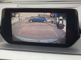 カラーで後方映像をモニターに映し出してくれるので、ショッピングモールのような狭い駐車場であったとしても障害物を見つけ、楽々駐車することができますね。