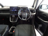 革巻きステアリングで快適な操作性の運転席です。