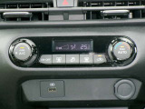 快適オートエアコン付♪設定温度をキープし車内を快適な温度に保ちます♪