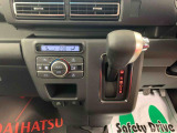 見た目が大事!な外装はぴかっとキレイに磨いており、経年のくすみもよみがえっております。ヘッドライトやドア周辺を磨く際にはマスキングテープを使用して保護しながら丁寧に作業をしております。