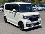 狭い駐車場でも、スライドドアならチャイルドシートへのお子さまの乗降や荷物の積載もスムーズ。