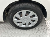 ホイールの状態やタイヤ溝の残り具合は、安全性や維持費にも関わる重要なポイントです。写真にて現状をご確認いただけますが、気になる点や詳細については、お気軽にお問い合わせください。