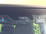 【三菱e-Assist】走行中に前方の車両等を認識し、衝突しそうな時は警報とブレーキで衝突回避と被害軽減をアシスト。より安全にドライブをお楽しみいただけます。