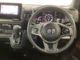 【ハンドル】運転にかかわる様々な操作を安全に行えるように視点移動が少なく操作性に配慮されたスイッチ類が凝縮されたコックピットです。