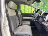 運転席まわりには十分なスペースがあり、大柄な方でもゆったり運転していただける環境です。