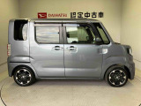 車両右側面からの写真になり。車をご覧になりたい時はお気軽に最寄りの店舗へご相談下さい。