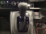 CVT車のセレクトレバーです。低速から高速まで、変速ショックのないスムーズな走りと、エンジン効率のよい領域を維持して燃費にも貢献します。サイドブレーキはスイッチ操作の電子制御パーキングブレーキです。