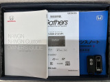 スマートキーは鍵をバッグに入れたままでもドアロックの開閉やエンジンのON・OFFができます。夜間や雨の日も鍵を探さなくて良いので便利です。