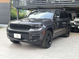 遠くから見てもひと目でJeepとわかるデザイン。アウトドアからフォーマルなシーンまでしっかりとこなします。