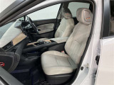 助手席側から見た車内の画像です。使い勝手の良い装備が整う上質な空間が広がっています。シートも快適で乗る人に安心感を与えます。