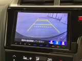リバースギアに入れるだけで後方の表示へ切り替わります。夜間や雨の日の駐車も楽になりますよ。