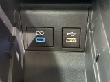 充電用USB端子付き。スマートフォンなどの充電に便利です。