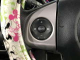 ステアリングスイッチ付きで、運転中に視線を前に向けたまま操作できます。