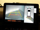 【全周囲モニター】車を上空から見下ろしたような映像をカーナビ画面に映し出し、車庫入れや縦列駐車をサポートしてくれます。