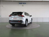 「ダブルウィッシュボーン式」のリヤサスペンションを採用。質感に優れた、心地よい乗車感を実現しています。