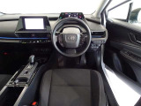 革巻きステアリングで快適な操作性の運転席です。