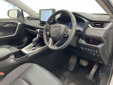 【運転席&助手席】落ち着いた色合いのシート色です。パワーシートで微小な位置調整も可能です。パワーシート可動時の静かなでスマートな音は上質さと高級感を感じさせてくれます。