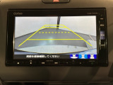 リバースギアに入れるだけで後方の表示へ切り替わります。夜間や雨の日の駐車も楽になりますよ。