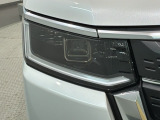 LEDヘッドライトは、点灯の瞬間から最大光量を発揮し、突然暗くなるトンネルなどでの安定感を高めます。