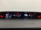 デジタル表示のスピードメーターとタコメーターを大きく配した見やすいメーター部になっています。左側のインフォメーション画面でオドメーターや燃費などの情報を確認できます。