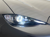 【LEDヘッドライト】悪天候や夜間走行時も良好な視界を確保し安心して運転できる高輝度LEDヘッドライトを装備!点灯速度が早く、消費電力も抑えられています。