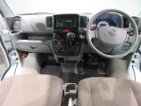 使いやすく安全な操作性と良好な視界を実現した運転席