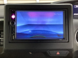 ギヤをR(バック)に入れるとディスプレイオーディオの画面に後ろの映像が映るリアカメラ付です。後退時、コンディションが悪い視界でもカラーバックモニターがドライバーをサポートします。