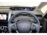 ハンドル左側にはオーディオ操作が出来るオーディオリモートコントロールスイッチ、右側にはHondaSENSINGとオートクルーズスイッチを装備!長距離運転や高速道路の運転では大活躍です!