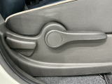 シートハイトアジャスターが付いているので運転姿勢を調整するのに便利ですね。身長に合ったシートポジションは安全運転や疲労軽減にもつながります。