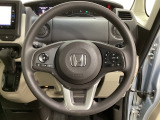 ハンドルにHondaセンシング系のクルーズコントロールやレーンキープアシストなどのスイッチと、オーディオの操作スイッチが装備されています。ハンドルから手を離さず安全に操作できます。