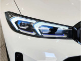 BMWの伝統の丸目4灯ヘッドライトでございます。LEDライトで視認性もよく明るく安全性の向上につながります。