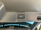 【パワーテールゲート】ボタン操作でテールゲートが開閉です。両手が荷物で塞がっていても、スムーズに開閉を行えます。