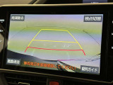 後方の見える安心をお届けするバックガイドモニター付:バックするときのアシストラインもあって楽々バック!車庫入れや縦列駐車をサポートし、苦手な駐車も安心です!今やもう手放せない装備ですネ♪