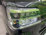 【LEDヘッドライト】悪天候や夜間走行時も良好な視界を確保し安心して運転できる高輝度LEDヘッドライトを装備!点灯速度が早く、消費電力も抑えられています。