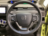 ハンドルにHondaセンシング系のクルーズコントロールやレーンキープアシストなどのスイッチと、オーディオの操作スイッチが装備されています。ハンドルから手を離さず安全に操作できます。