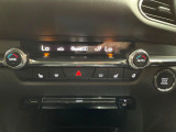 【左右独立型フルオートエアコン】運転席と助手席でそれぞれお好みの温度に設定可能。同乗者にも配慮した、快適な空調をお届け致します。